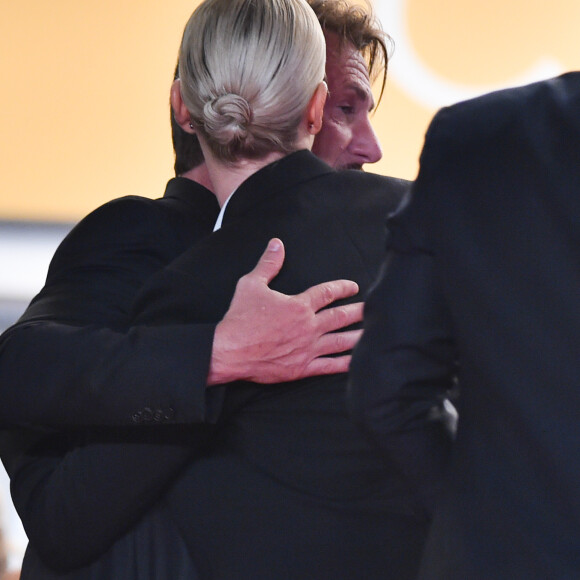 Sean Penn et Charlize Theron quittent les marches de The Last Face au Palais Des Festivals à Cannes, le 20 mai 2016.