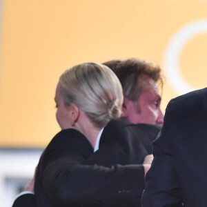 Sean Penn et Charlize Theron quittent les marches de The Last Face au Palais Des Festivals à Cannes, le 20 mai 2016.