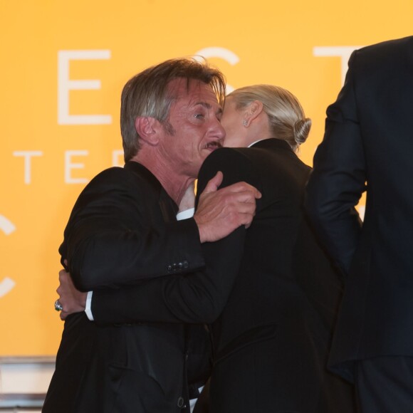 Sean Penn et Charlize Theron quittent les marches de The Last Face au Palais Des Festivals à Cannes, le 20 mai 2016.