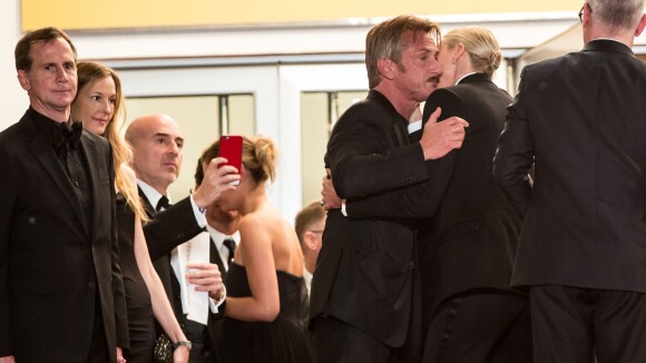 Charlize Theron enlace Sean Penn à Cannes : Un tendre moment qui sonne faux