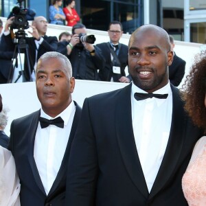 Teddy Riner, sa compagne Luthna, son père Moïse, sa mère Marie-Pierre et son frère Moïse Junior - Montée des marches du film "Elle" lors du 69e Festival International du Film de Cannes. Le 21 mai 2016. © Olivier Borde-Cyril Moreau/Bestimage