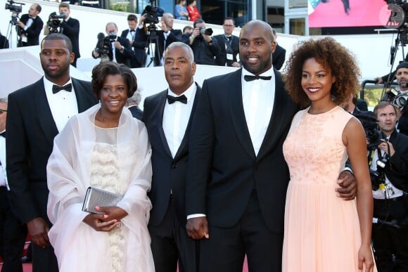 Teddy Riner, sa compagne Luthna, son père Moïse, sa mère Marie-Pierre et son frère Moïse Junior - Montée des marches du film "Elle" lors du 69e Festival International du Film de Cannes. Le 21 mai 2016. © Olivier Borde-Cyril Moreau/Bestimage