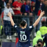 PSG-OM : Zlatan quitte la France victorieux, devant Kevin Trapp et son amoureuse