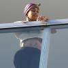 Exclusif - Blac Chyna enceinte, avec un t-shirt très court et sans soutien gorge, laisse entrevoir son ventre déjà bien rond et le dessous de ses seins au balcon de sa suite à Miami, le 16 mai 2016