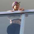 Exclusif - Blac Chyna enceinte, avec un t-shirt très court et sans soutien gorge, laisse entrevoir son ventre déjà bien rond et le dessous de ses seins au balcon de sa suite à Miami, le 16 mai 2016