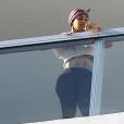 Exclusif - Blac Chyna enceinte, avec un t-shirt très court et sans soutien gorge, laisse entrevoir son ventre déjà bien rond et le dessous de ses seins au balcon de sa chambre d'hôtel à Miami, le 16 mai 2016
