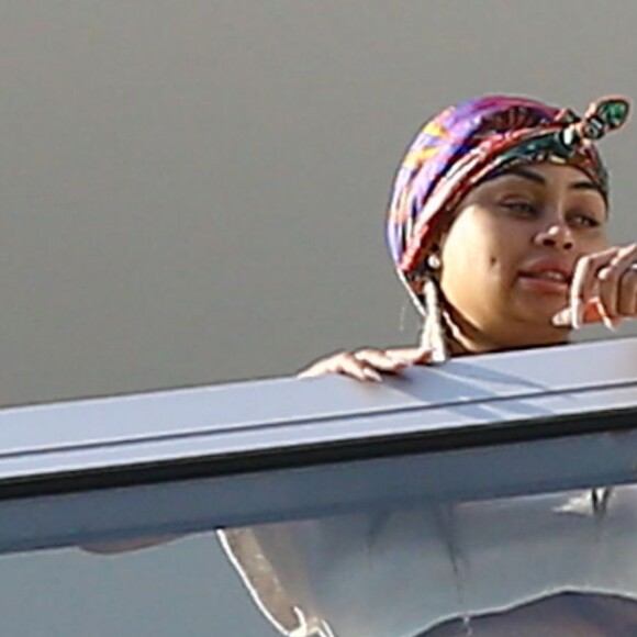 Exclusif - Blac Chyna enceinte, avec un t-shirt très court et sans soutien gorge, laisse entrevoir son ventre déjà bien rond et le dessous de ses seins au balcon de sa chambre d'hôtel à Miami, le 16 mai 2016