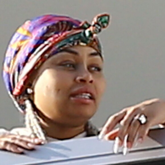 Exclusif - Blac Chyna enceinte, avec un t-shirt très court et sans soutien gorge, laisse entrevoir son ventre déjà bien rond et le dessous de ses seins au balcon de sa chambre d'hôtel à Miami, le 16 mai 2016