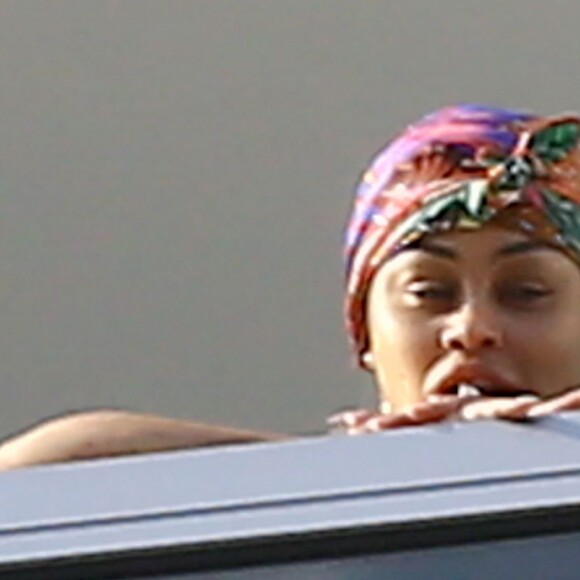 Exclusif - Blac Chyna enceinte, avec un t-shirt très court et sans soutien gorge, laisse entrevoir son ventre déjà bien rond et le dessous de ses seins au balcon de sa chambre d'hôtel à Miami, le 16 mai 2016