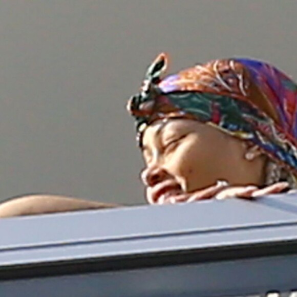 Exclusif - Blac Chyna enceinte, avec un t-shirt très court et sans soutien gorge, laisse entrevoir son ventre déjà bien rond et le dessous de ses seins au balcon de sa chambre d'hôtel à Miami, le 16 mai 2016