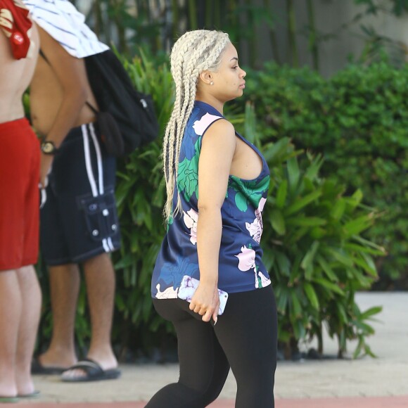 Exclusif - Blac Chyna enceinte, avec un t-shirt très court et sans soutien gorge, laisse entrevoir son ventre déjà bien rond et le dessous de ses seins au balcon de sa chambre d'hôtel à Miami, le 16 mai 2016