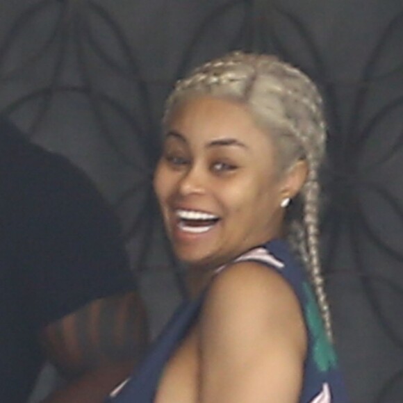 Exclusif - Blac Chyna enceinte, avec un t-shirt très court et sans soutien gorge, laisse entrevoir son ventre déjà bien rond et le dessous de ses seins au balcon de sa chambre d'hôtel à Miami, le 16 mai 2016