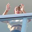 Exclusif - La compagne de Rob Kardashian Blac Chyna enceinte, avec un t-shirt très court et sans soutien gorge, laisse entrevoir son ventre déjà bien rond et le dessous de ses seins au balcon de sa chambre d'hôtel à Miami, le 16 mai 2016