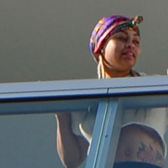 Exclusif - Blac Chyna enceinte, avec un t-shirt très court et sans soutien gorge, laisse entrevoir son ventre déjà bien rond et le dessous de ses seins au balcon de sa chambre d'hôtel à Miami, le 16 mai 2016