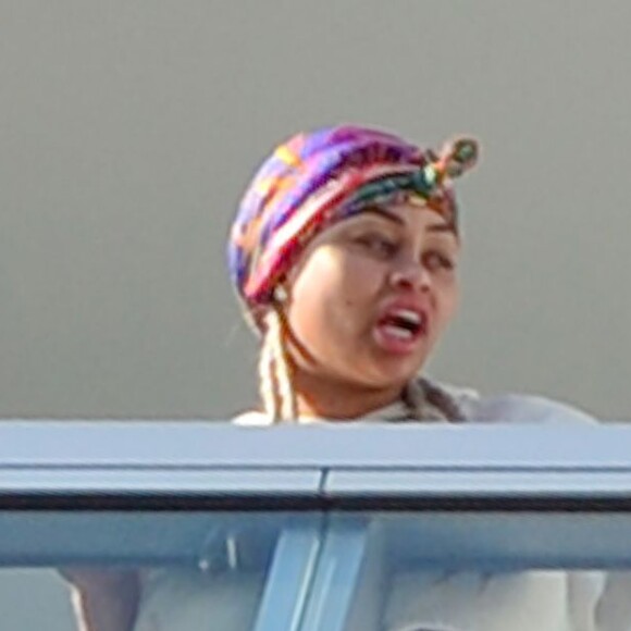 Exclusif - Blac Chyna enceinte, avec un t-shirt très court et sans soutien gorge, laisse entrevoir son ventre déjà bien rond et le dessous de ses seins au balcon de sa chambre d'hôtel à Miami, le 16 mai 2016