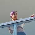 Exclusif - Blac Chyna enceinte, avec un t-shirt très court et sans soutien gorge, laisse entrevoir son ventre déjà bien rond et le dessous de ses seins au balcon de sa chambre d'hôtel à Miami, le 16 mai 2016
