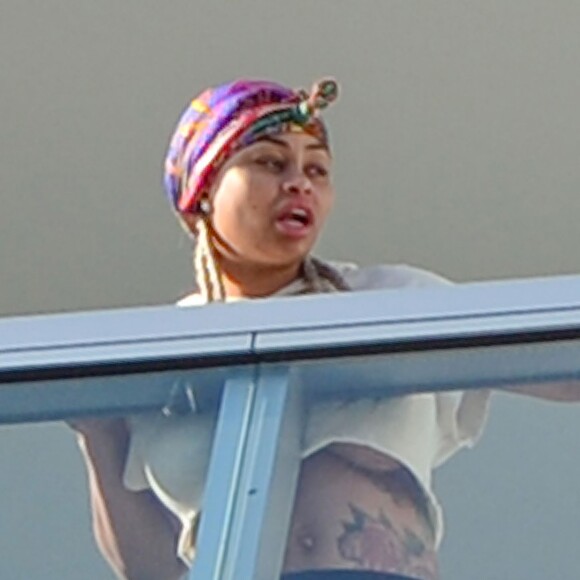Exclusif - Blac Chyna enceinte, avec un t-shirt très court et sans soutien gorge, laisse entrevoir son ventre déjà bien rond et le dessous de ses seins au balcon de sa chambre d'hôtel à Miami, le 16 mai 2016