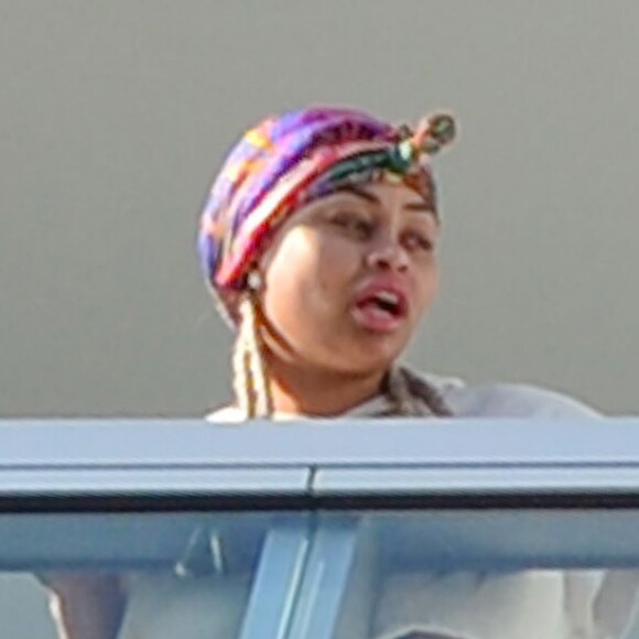 Exclusif - Blac Chyna enceinte, avec un t-shirt très court et sans soutien gorge, laisse entrevoir son ventre déjà bien rond et le dessous de ses seins au balcon de sa chambre d'hôtel à Miami, le 16 mai 2016
