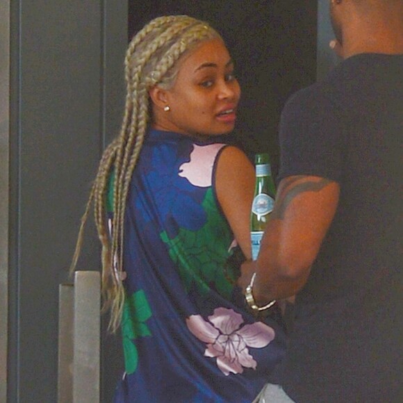 Exclusif - Blac Chyna enceinte, avec un t-shirt très court et sans soutien gorge, laisse entrevoir son ventre déjà bien rond et le dessous de ses seins au balcon de sa chambre d'hôtel à Miami, le 16 mai 2016