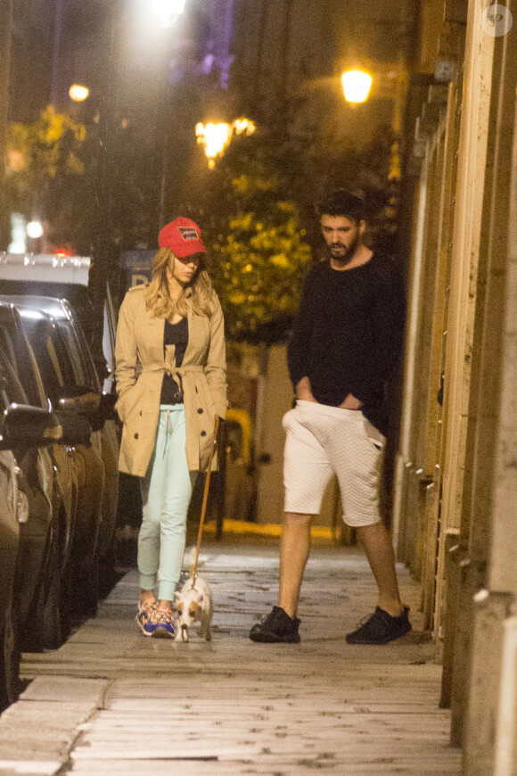 Exclusif - Nabilla Benattia et son compagnon Thomas Vergara promènent leur chien vers 1h du matin et rentrent à leur hôtel à Paris, le 28 avril 2016. Thomas est en short alors qu'il fait 2 degrés!