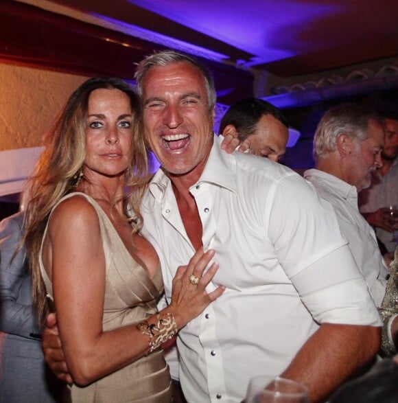 David Ginola et sa femme Coraline au Byblos à Saint-Tropez, le 18 juillet 2014.