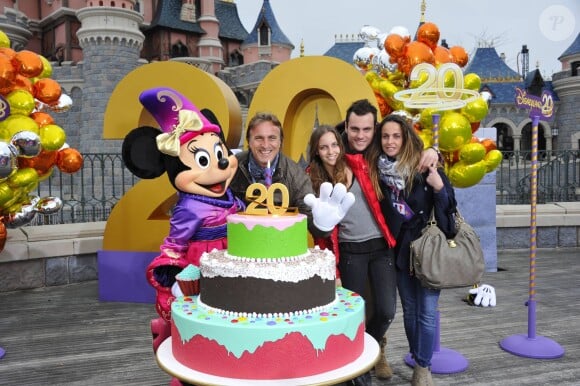 David Ginola et sa femme Coraline avec leurs enfants Carla et Andrea à Disneyland Paris en mars 2012