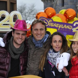 David Ginola et sa femme Coraline avec leurs enfants Carla et Andrea à Disneyland Paris en mars 2012