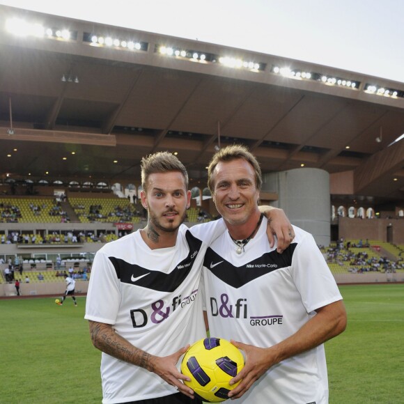 M. Pokora et David Ginola lors d'un match de foot caritatif à Monaco le 2 août 2011. Le chanteur fait partie de ceux qui ont sauvé la vie de l'ancien joueur du PSG lors du malaise cardiaque dont il a été victime en mai 2016.