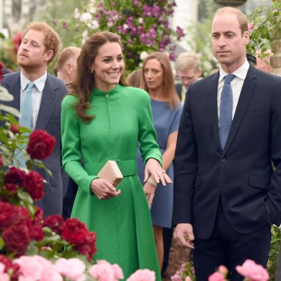 Le prince William, la duchesse Catherine de Cambridge et le prince Harry en visite au Chelsea Flower Show 2016 à Londres, le 23 mai 2016.