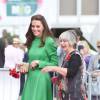Kate Middleton et le prince William admirent un tapis de 5000 coquelicots au Chelsea Flower Show à Londres le 23 mai 2016.