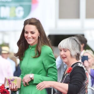 Kate Middleton et le prince William admirent un tapis de 5000 coquelicots au Chelsea Flower Show à Londres le 23 mai 2016.