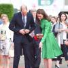 Kate Middleton et le prince William admirent un tapis de 5000 coquelicots au Chelsea Flower Show à Londres le 23 mai 2016.