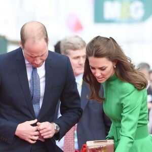 Kate Middleton et le prince William admirent un tapis de 5000 coquelicots au Chelsea Flower Show à Londres le 23 mai 2016.