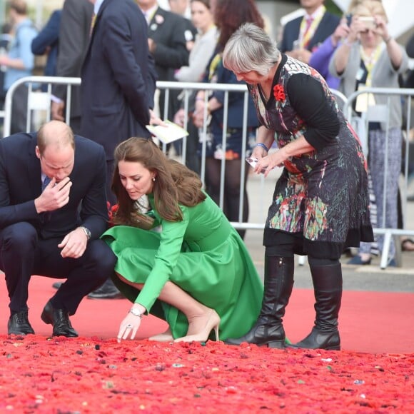 Kate Middleton et le prince William admirent un tapis de 5000 coquelicots au Chelsea Flower Show à Londres le 23 mai 2016.