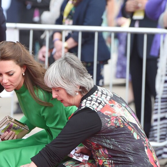 Kate Middleton et le prince William admirent un tapis de 5000 coquelicots au Chelsea Flower Show à Londres le 23 mai 2016.