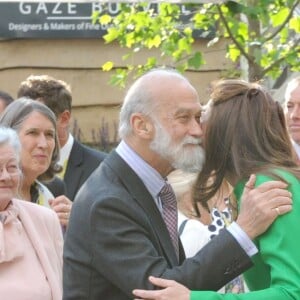 Le prince William et Kate Middleton saluent le prince Michael de Kent au Chelsea Flower Show 2016 à Londres, le 23 mai 2016.