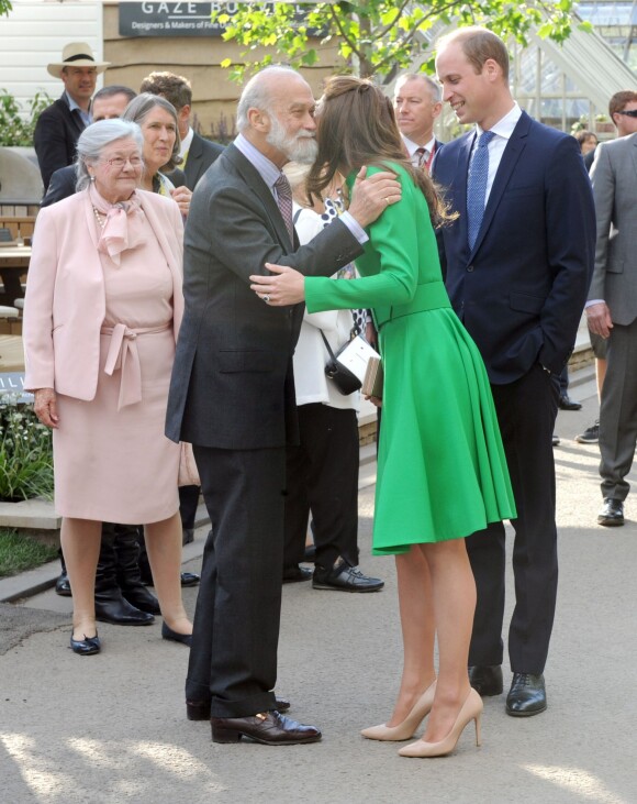 Le prince William et Kate Middleton saluent le prince Michael de Kent au Chelsea Flower Show 2016 à Londres, le 23 mai 2016.