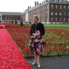 Sophie, comtesse de Wessex, découvre le tapis des 5000 coquelicots au Chelsea Flower show à Londres le 23 mai 2016.
