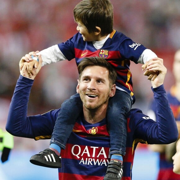 Lionel Messi et son fils Mateo - Le FC Barcelone remporte la Coupe du Roi contre Séville et s'offre le doublé à Madrid en Espagne le 22 mai 2016.