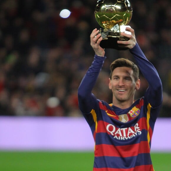 Lionel Messi présente son Ballon d'Or au Camp Nou à Barcelone devant ses coéquipiers le 17 janvier 2016.