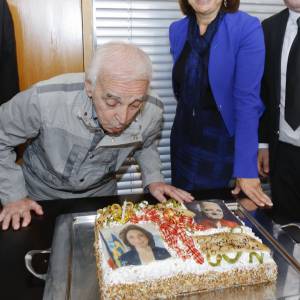 Exclusif - Richard Findykian, Charles Aznavour et Martine Vassal (Présidente du conseil départemental des Bouches du Rhônes) - Charles Aznavour fête ses 92 ans après la remise du prix 2016 "Charles Aznavour" à Valérie Toranian pour son livre "L'Etrangère" à l'hôtel du Département des Bouches-du-Rhône à Marseille le 24 mai 2016. ©Philippe Doignon / Bestimage