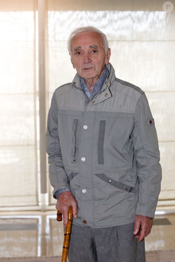 Exclusif - Charles Aznavour fête ses 92 ans après la remise du prix 2016 "Charles Aznavour" à Valérie Toranian pour son livre "L'Etrangère" à l'hôtel du Département des Bouches-du-Rhône à Marseille le 24 mai 2016. ©Philippe Doignon / Bestimage