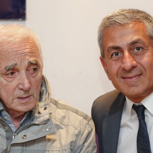 Charles Aznavour et Didier Parakian - Charles Aznavour remet le "Prix 2016 Charles Aznavour" à Valérie Toranian pour son livre "L'Etrangère à l'hôtel du Département des Bouches-du-Rhône à Marseille le 23 mai 2016. © Philippe Doignon / Bestimage