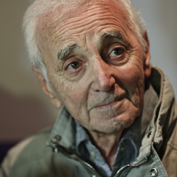 Charles Aznavour remet le "Prix 2016 Charles Aznavour" à Valérie Toranian pour son livre "L'Etrangère à l'hôtel du Département des Bouches-du-Rhône à Marseille le 23 mai 2016. © Philippe Doignon / Bestimage