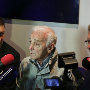 Charles Aznavour remet le "Prix 2016 Charles Aznavour" à Valérie Toranian pour son livre "L'Etrangère à l'hôtel du Département des Bouches-du-Rhône à Marseille le 23 mai 2016. © Philippe Doignon / Bestimage