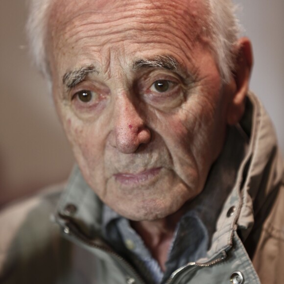 Charles Aznavour remet le "Prix 2016 Charles Aznavour" à Valérie Toranian pour son livre "L'Etrangère à l'hôtel du Département des Bouches-du-Rhône à Marseille le 23 mai 2016. © Philippe Doignon / Bestimage