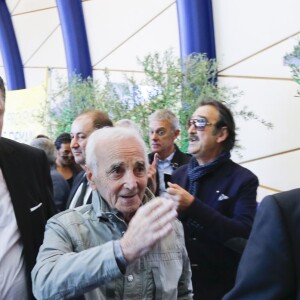 Charles Aznavour remet le "Prix 2016 Charles Aznavour" à Valérie Toranian pour son livre "L'Etrangère à l'hôtel du Département des Bouches-du-Rhône à Marseille le 23 mai 2016. © Philippe Doignon / Bestimage