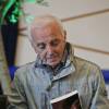 Charles Aznavour remet le "Prix 2016 Charles Aznavour" à Valérie Toranian pour son livre "L'Etrangère à l'hôtel du Département des Bouches-du-Rhône à Marseille le 23 mai 2016. © Philippe Doignon / Bestimage