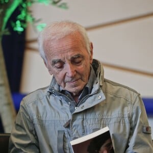 Charles Aznavour remet le "Prix 2016 Charles Aznavour" à Valérie Toranian pour son livre "L'Etrangère à l'hôtel du Département des Bouches-du-Rhône à Marseille le 23 mai 2016. © Philippe Doignon / Bestimage