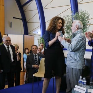 Valérie Toranian, Charles Aznavour, Martine Vassal, Guy Teissier - Charles Aznavour remet le "Prix 2016 Charles Aznavour" à Valérie Toranian pour son livre "L'Etrangère à l'hôtel du Département des Bouches-du-Rhône à Marseille le 23 mai 2016. © Philippe Doignon / Bestimage